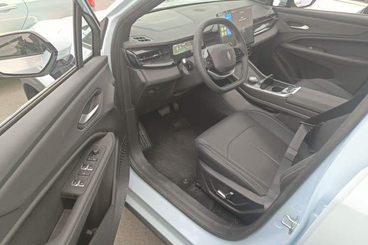 Used Livan Livan 7 2024 605 km Glory Edition
