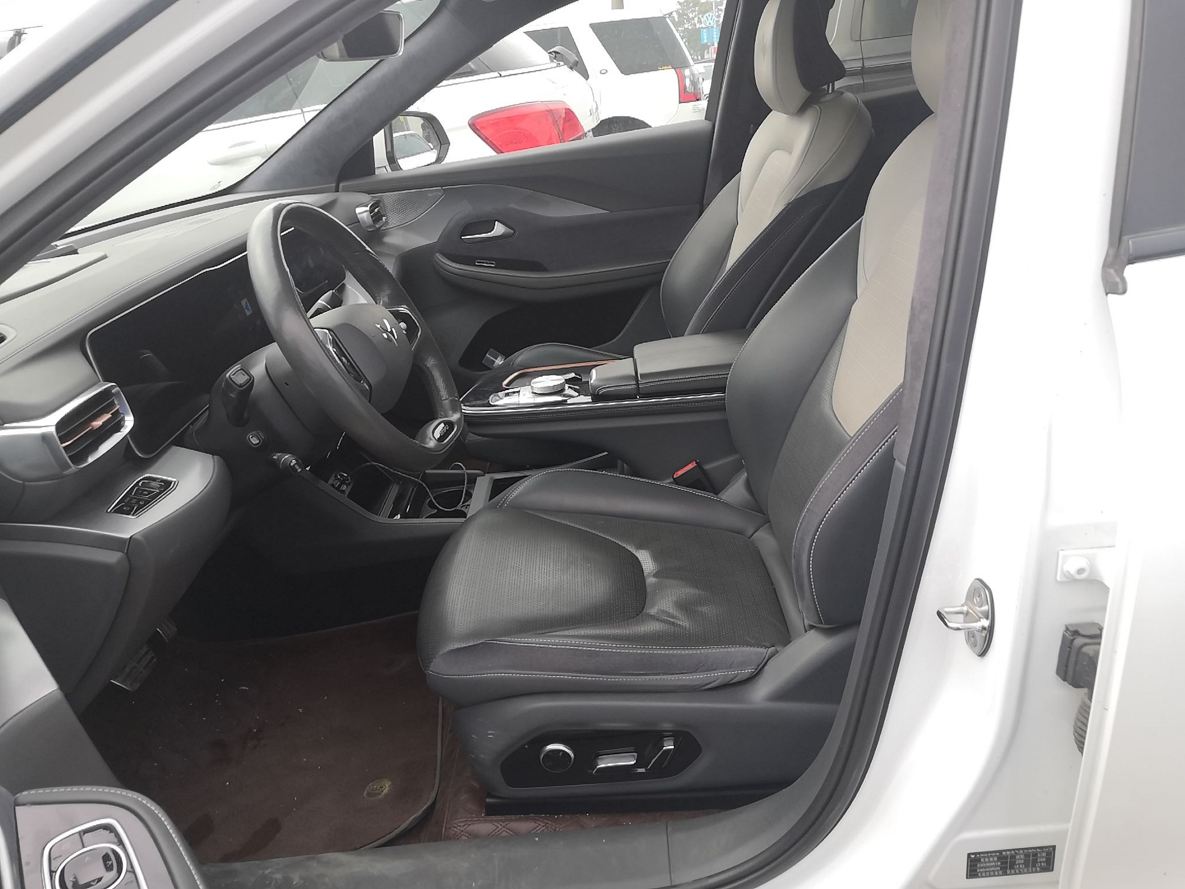 المقاعد الأمامية داخل السيارة