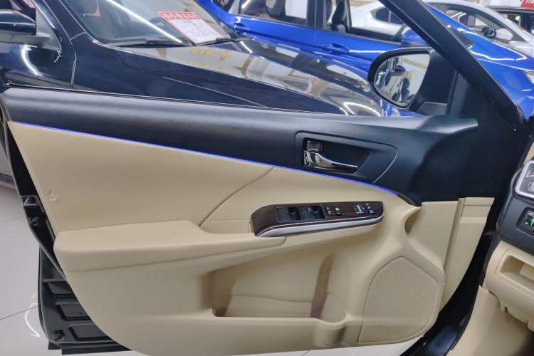 Used Toyota Camry 2015 Dual-Engine 2.5 HG Luxury Navigation Edition
