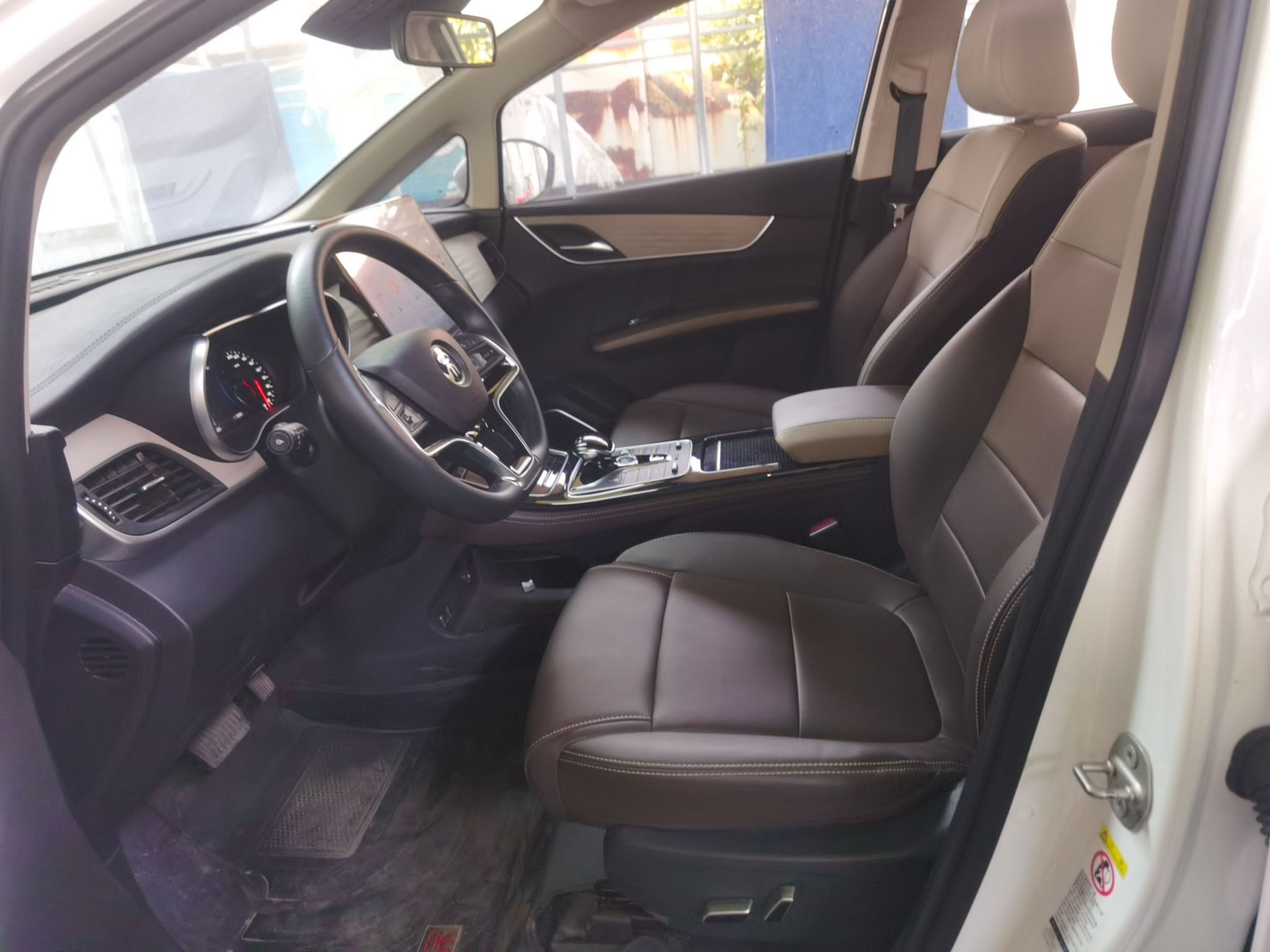 Переднее сиденье в автомобиле