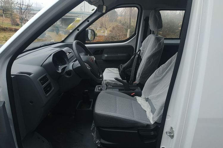 Used Wuling Yangguang 2024 300KM Comfort Version Passenger Van 75kW
