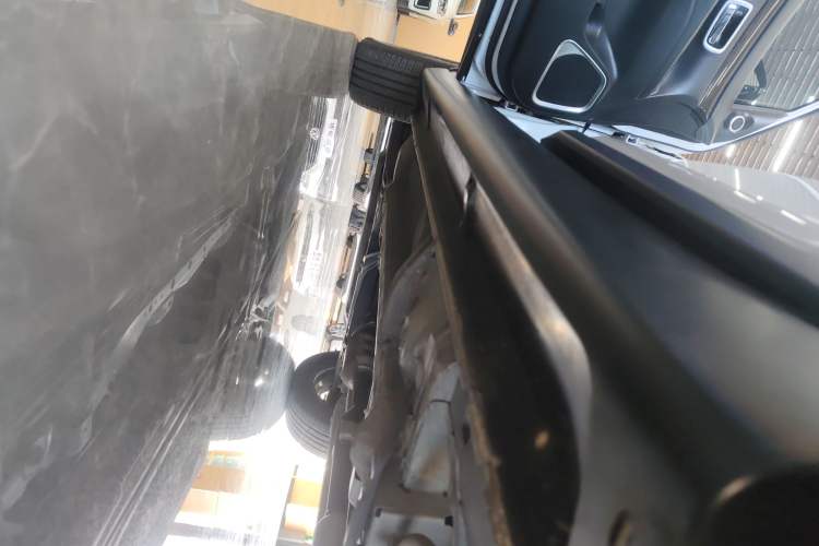 Used Mitsubishi Outlander 2019 2.4L Two-Wheel Drive ZhiXing Version 5 Seats China V Emission Standard
