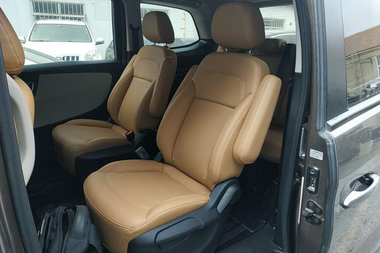 Used Huasong 7 2017 2.0T Automatic Standard Edition
