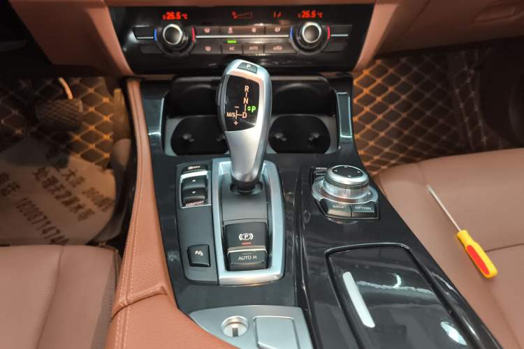 Used BMW 5 Series 2014 520Li Elegant Model
