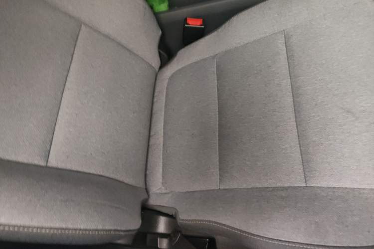 Used Wuling Yangguang 2024 300km Comfort-Grade Passenger Van 60kW
