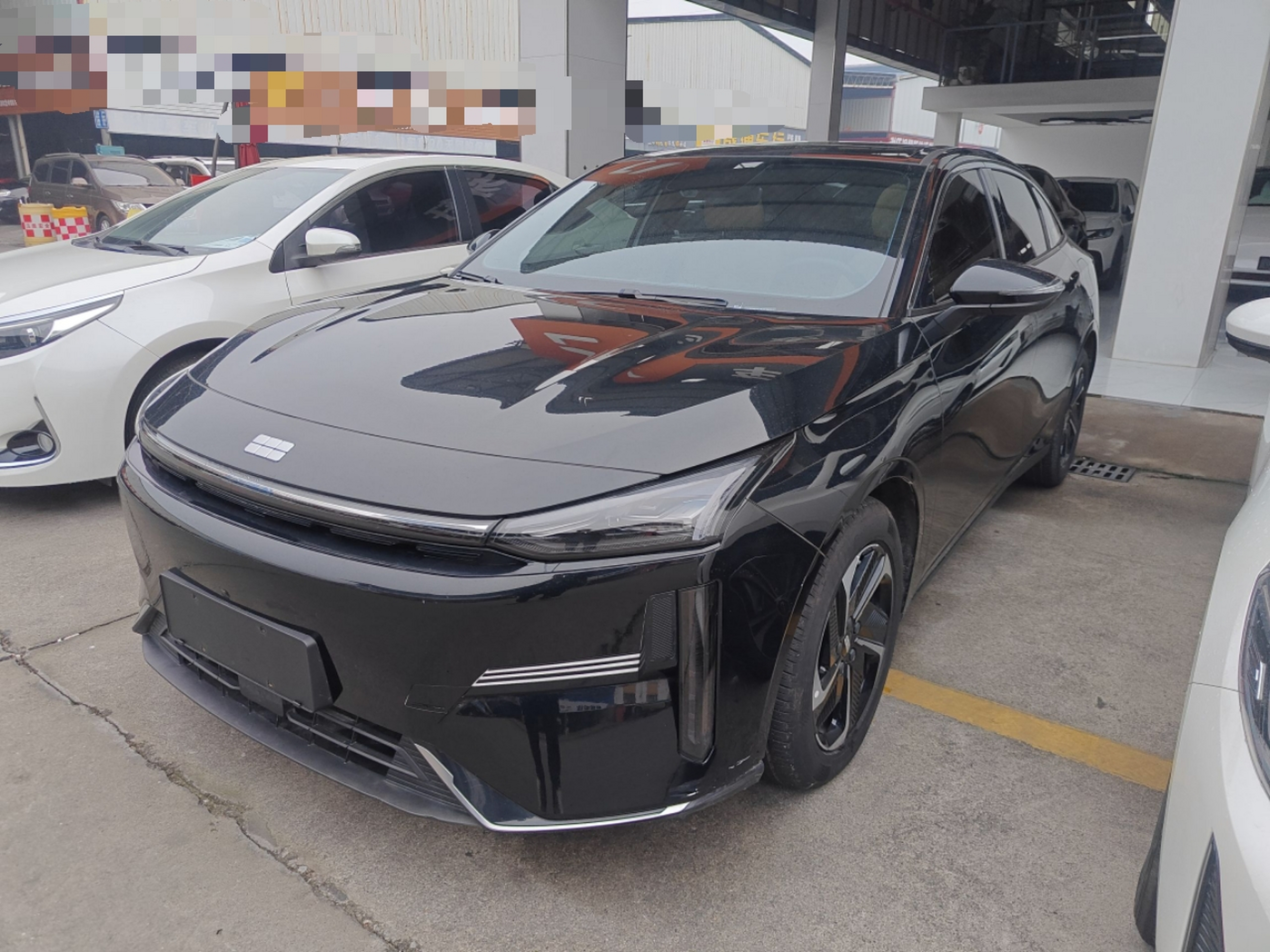 Под передней частью автомобиля