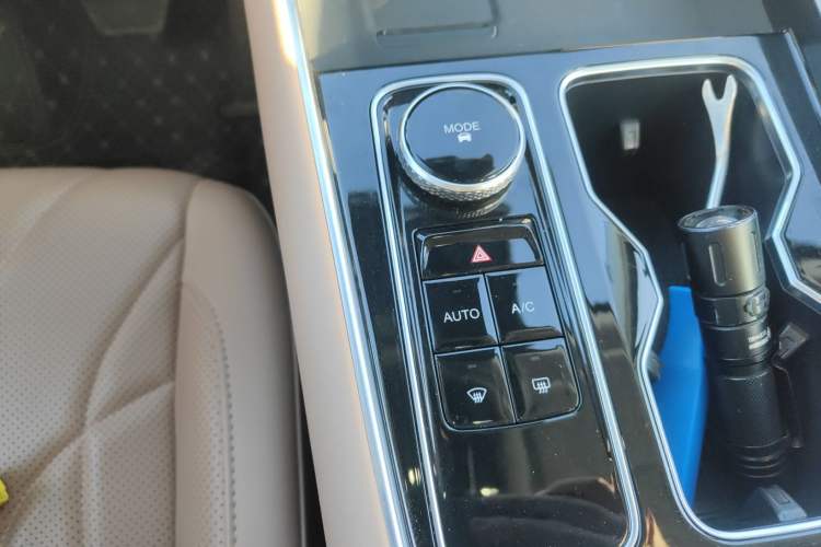 Used Chery Tiggo 8 L 2024 2.0T Two-Wheel Drive Prestige Version 5 Seats
