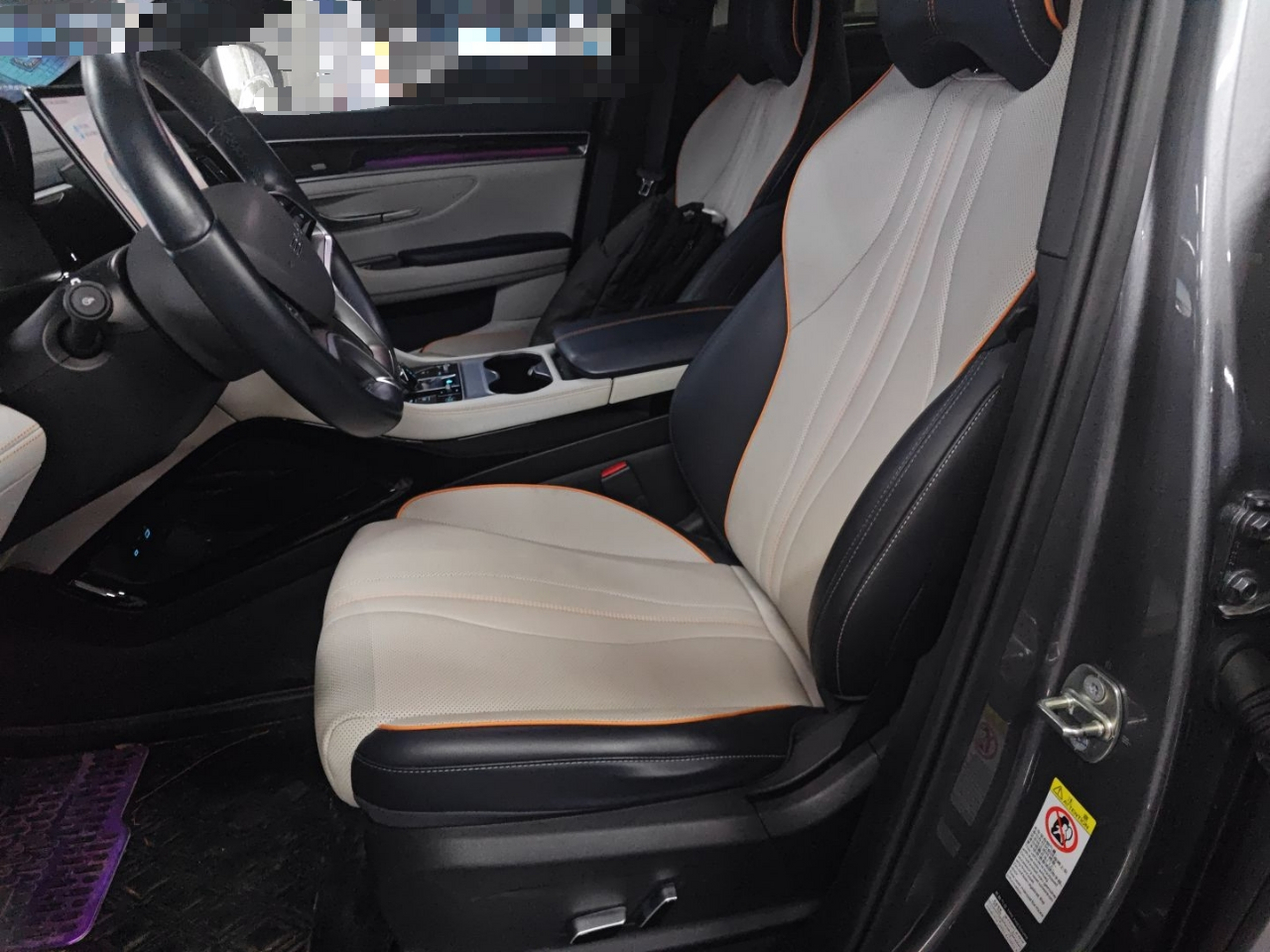 المقاعد الأمامية داخل السيارة