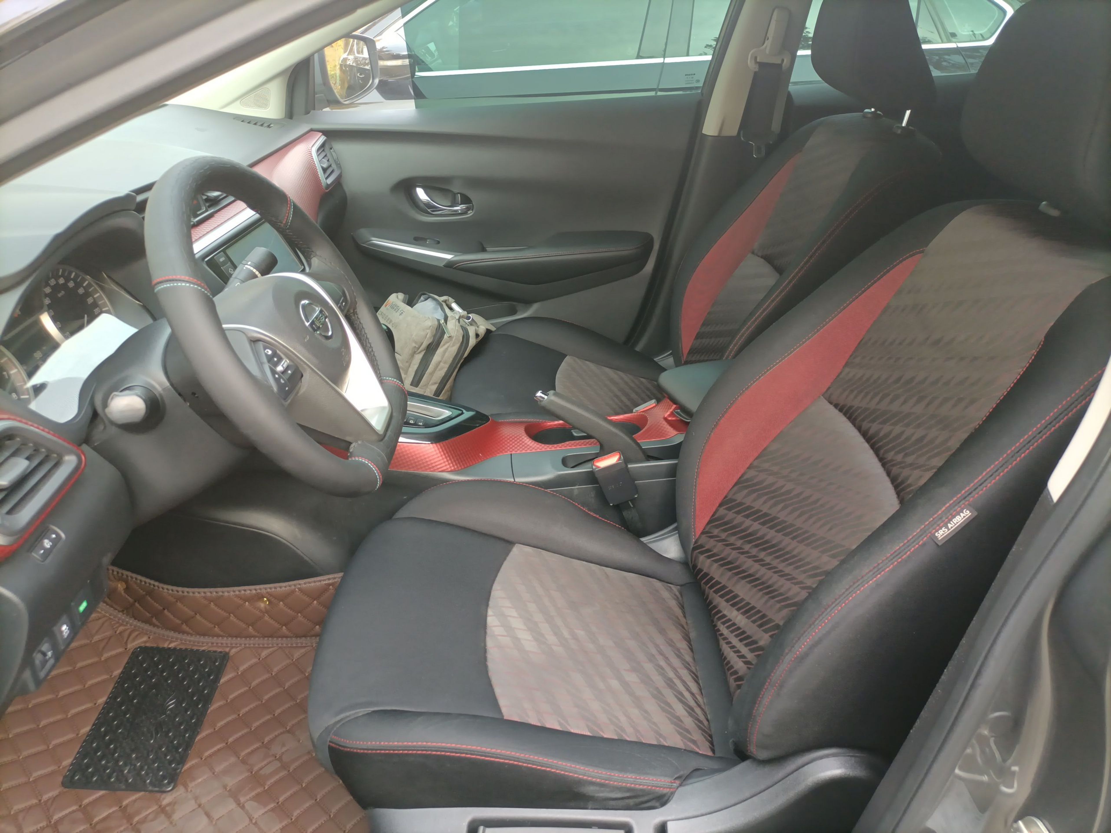 المقاعد الأمامية داخل السيارة