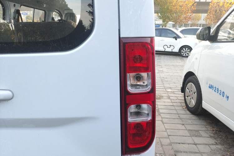 Used Wuling Yangguang 2024 300KM Comfort Version Passenger Van 75kW
