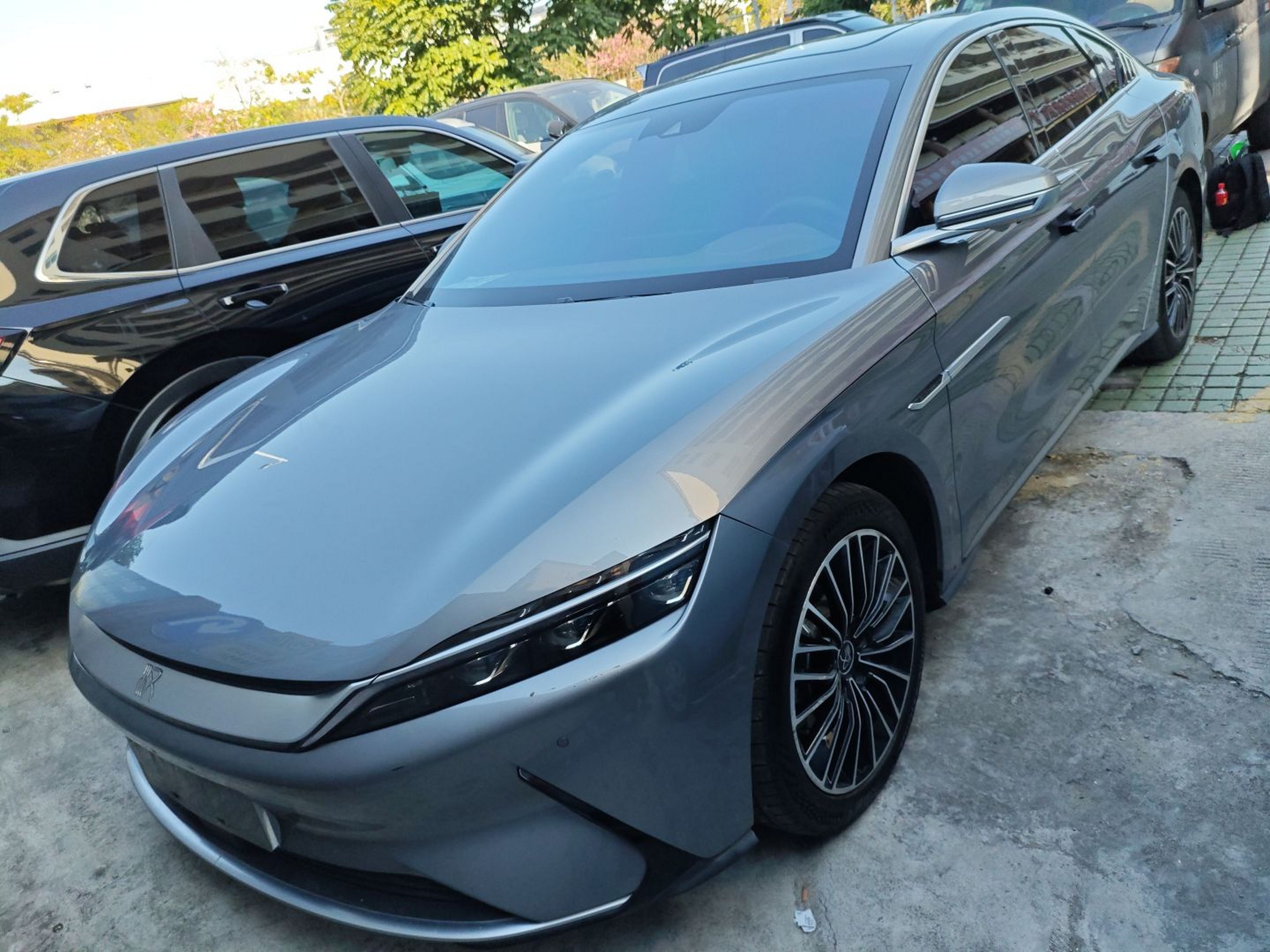 Под передней частью автомобиля