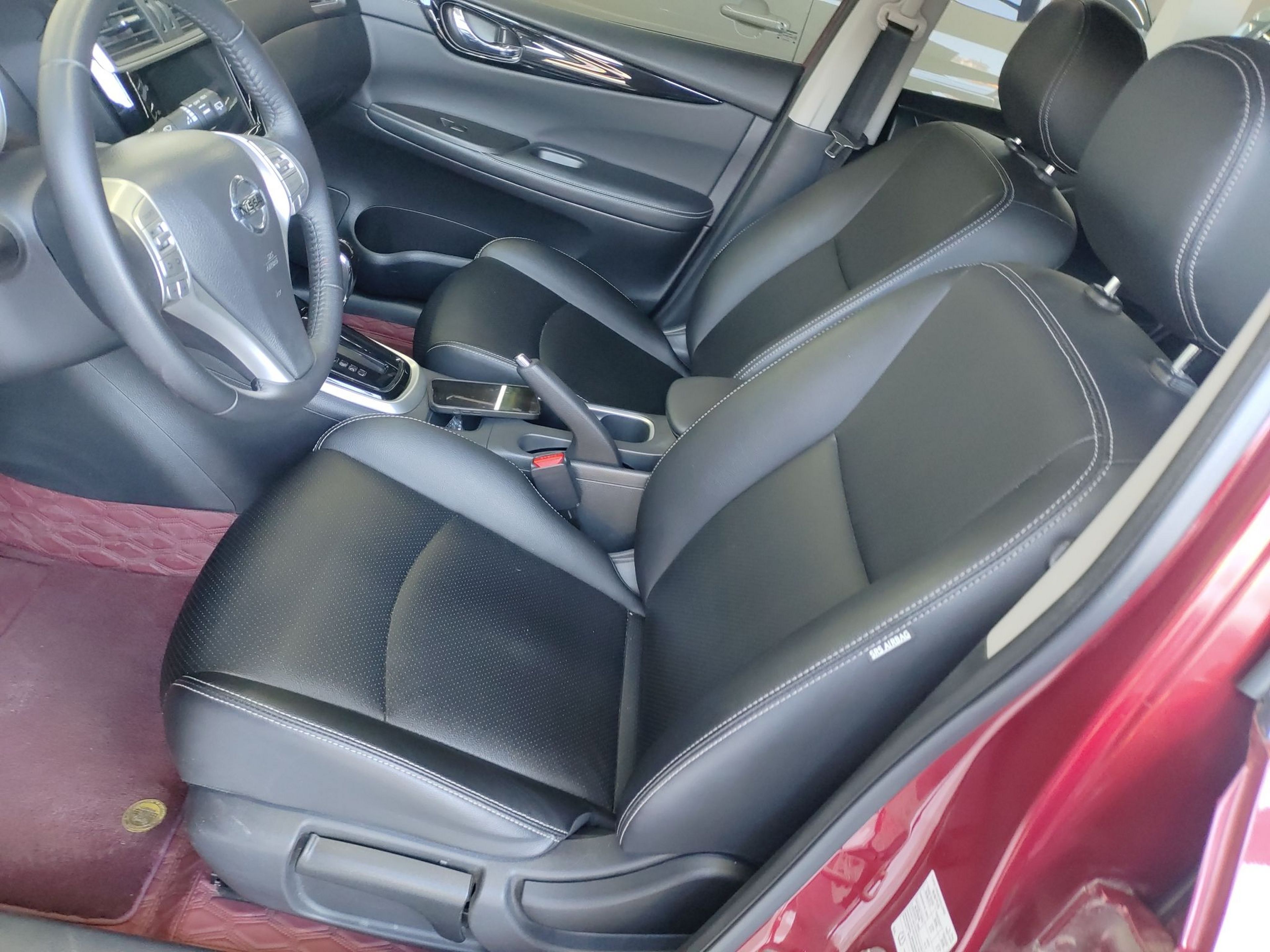 المقاعد الأمامية داخل السيارة