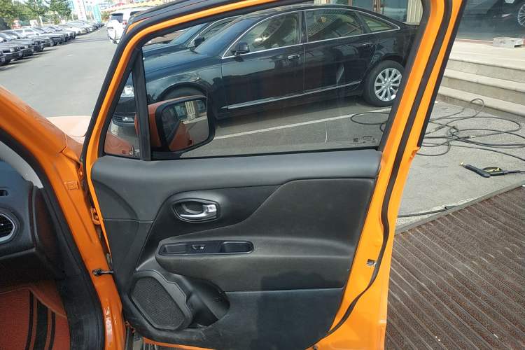 Used  Renegade 2019 220T Automatic Leading Edition
