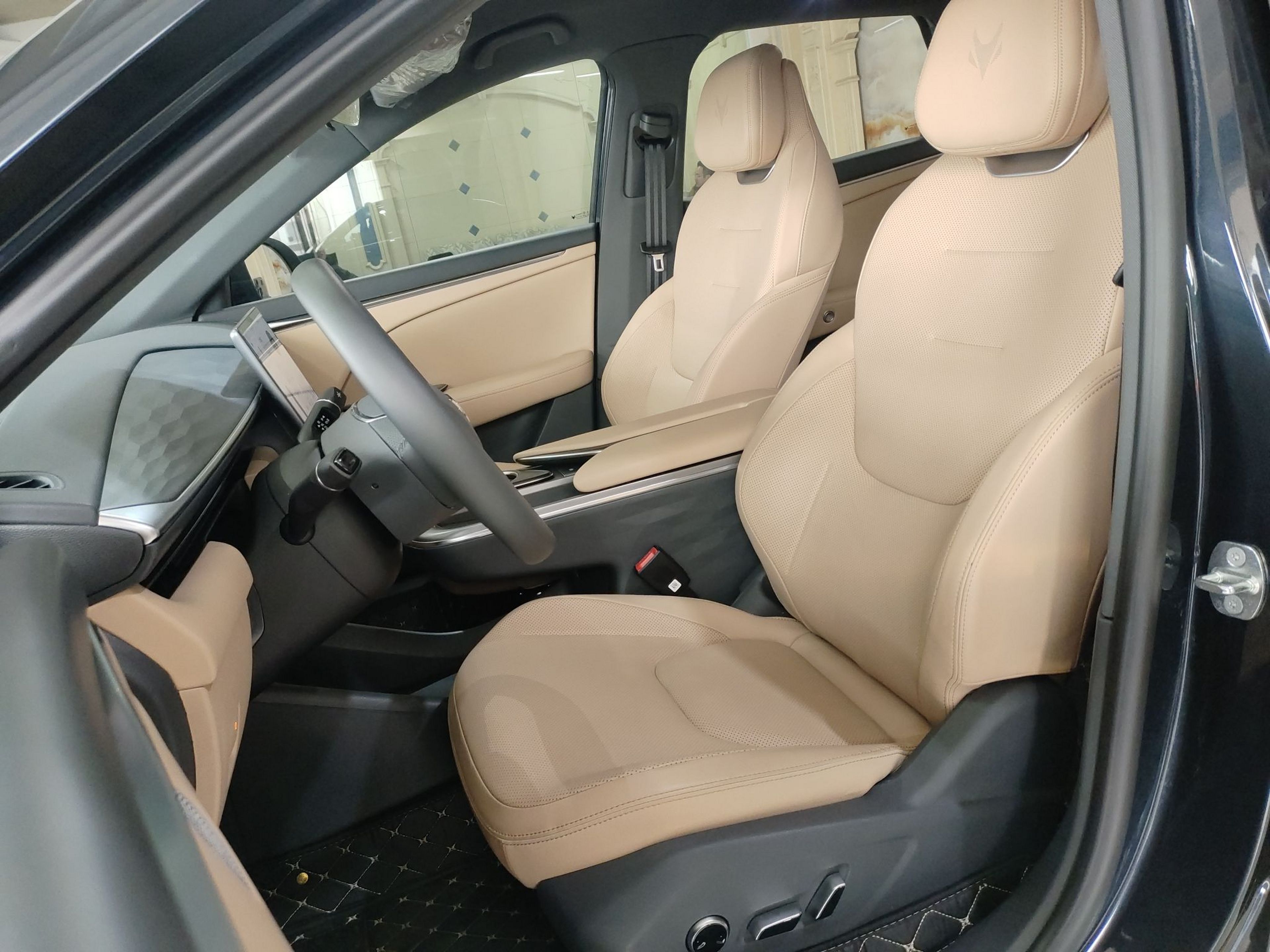 Переднее сиденье в автомобиле