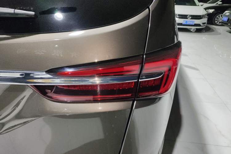 Used Buick GL8 2023 Facelifted Land Cruiser Executive Luxury Version
