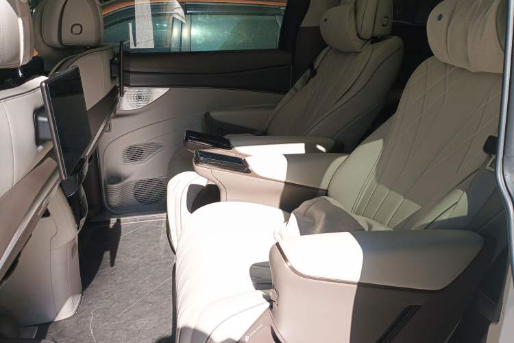 Used Denza D9 2022 DM-i 970 Four-Wheel Drive Flagship Model
