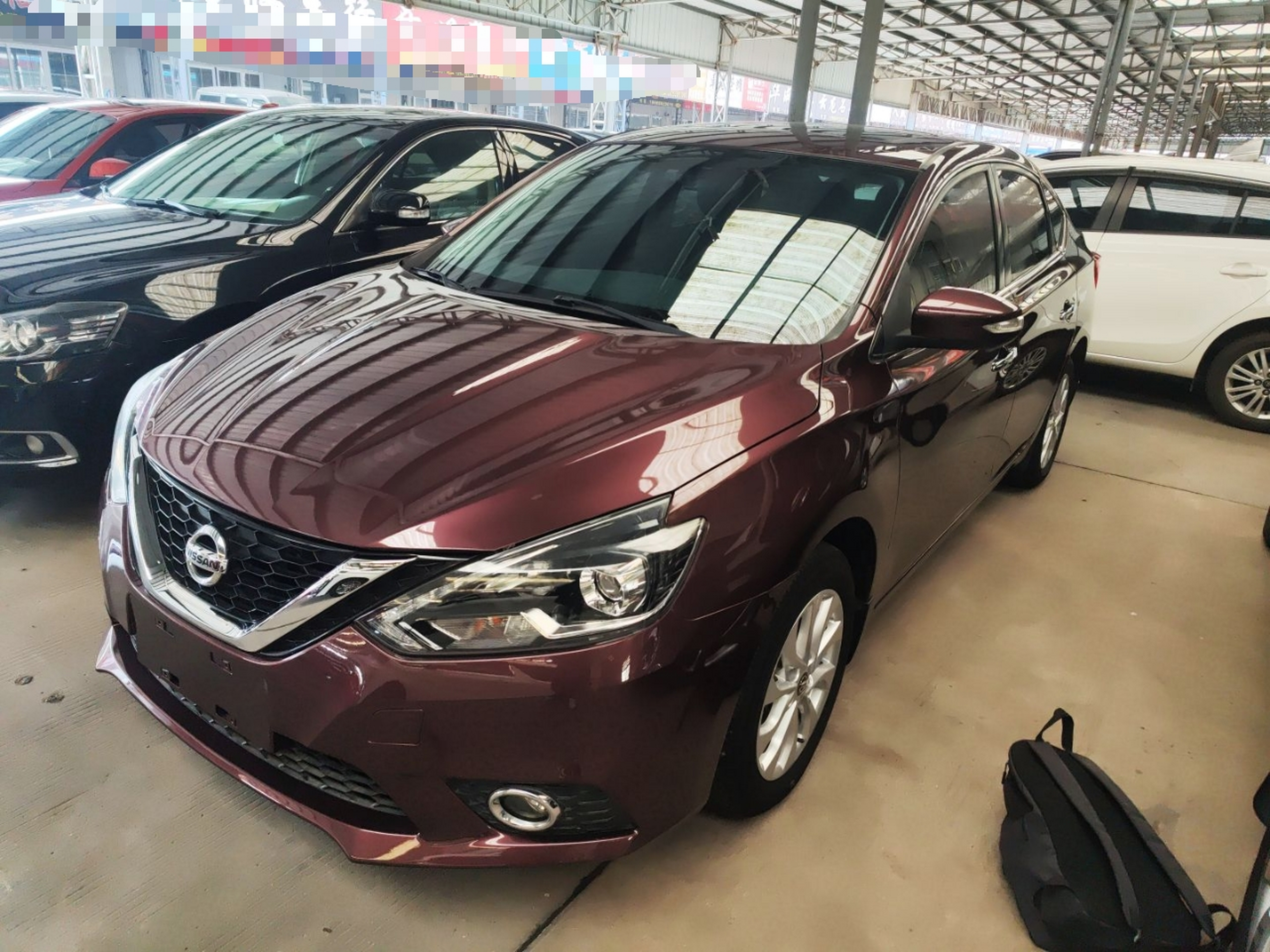 تحت مقدمة السيارة