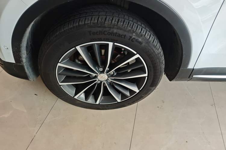 Used Geely Auto Emgrand X7 Sport 2018 1.8TD Automatic Two-Wheel Drive ZhiZun Model with 4G Connectivity