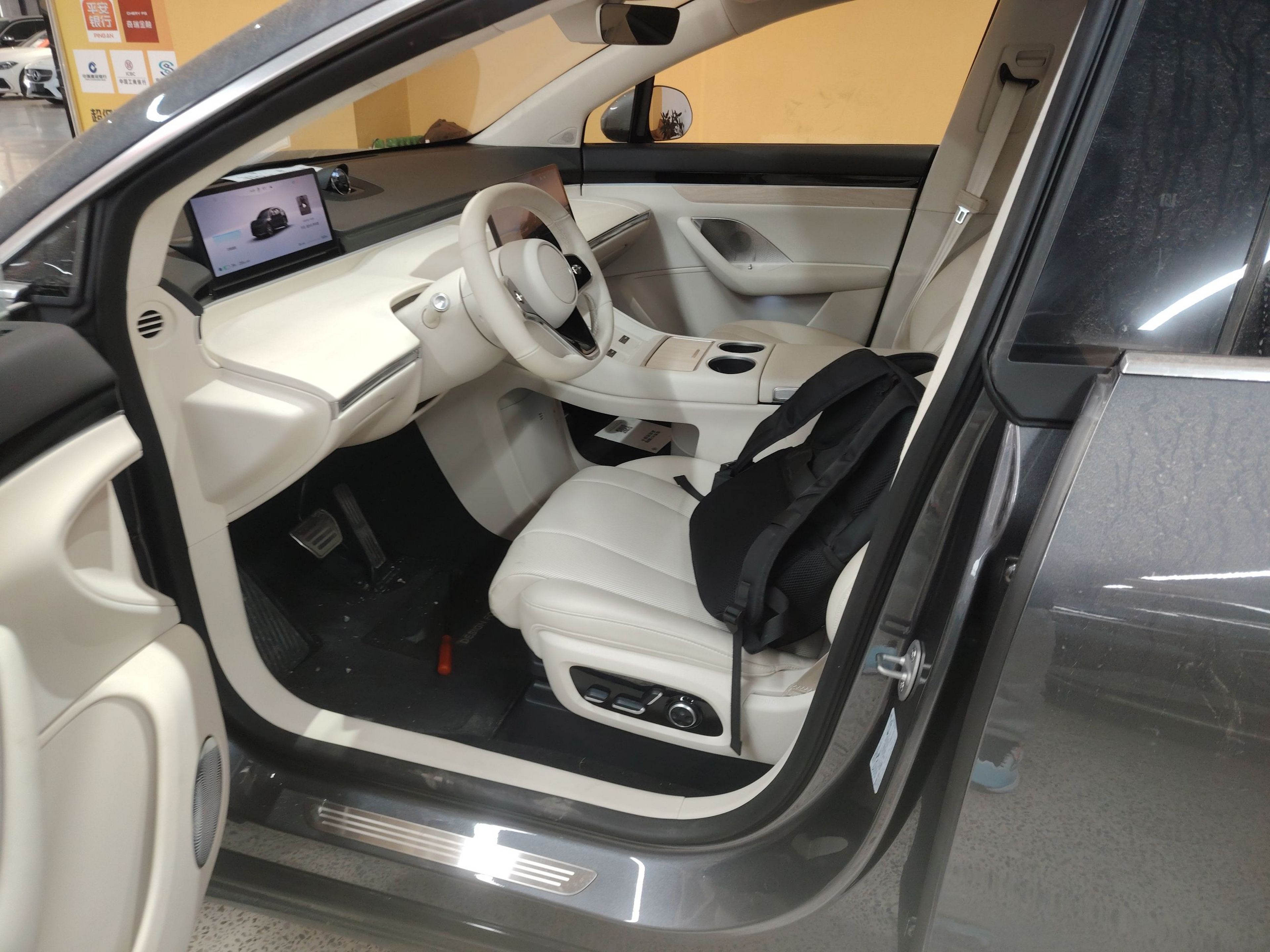 Переднее сиденье в автомобиле