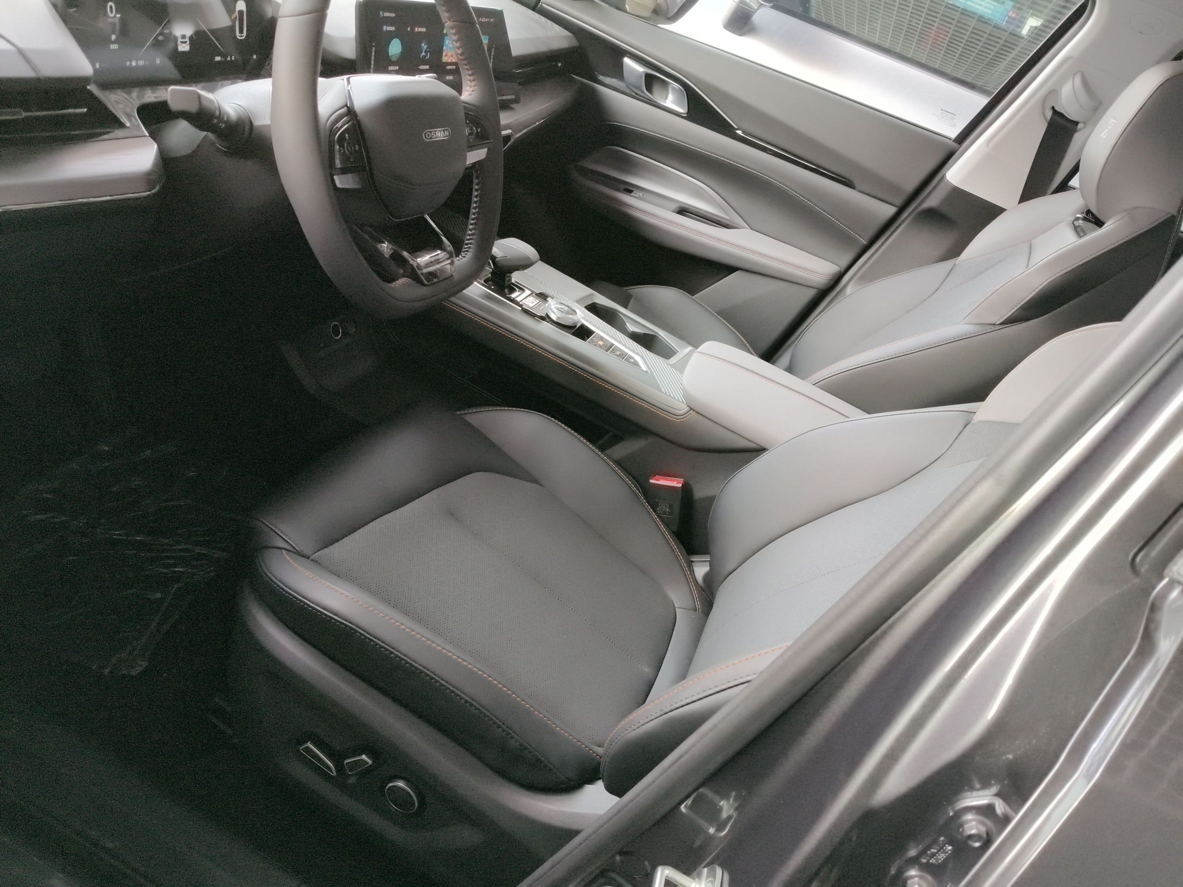 Переднее сиденье в автомобиле