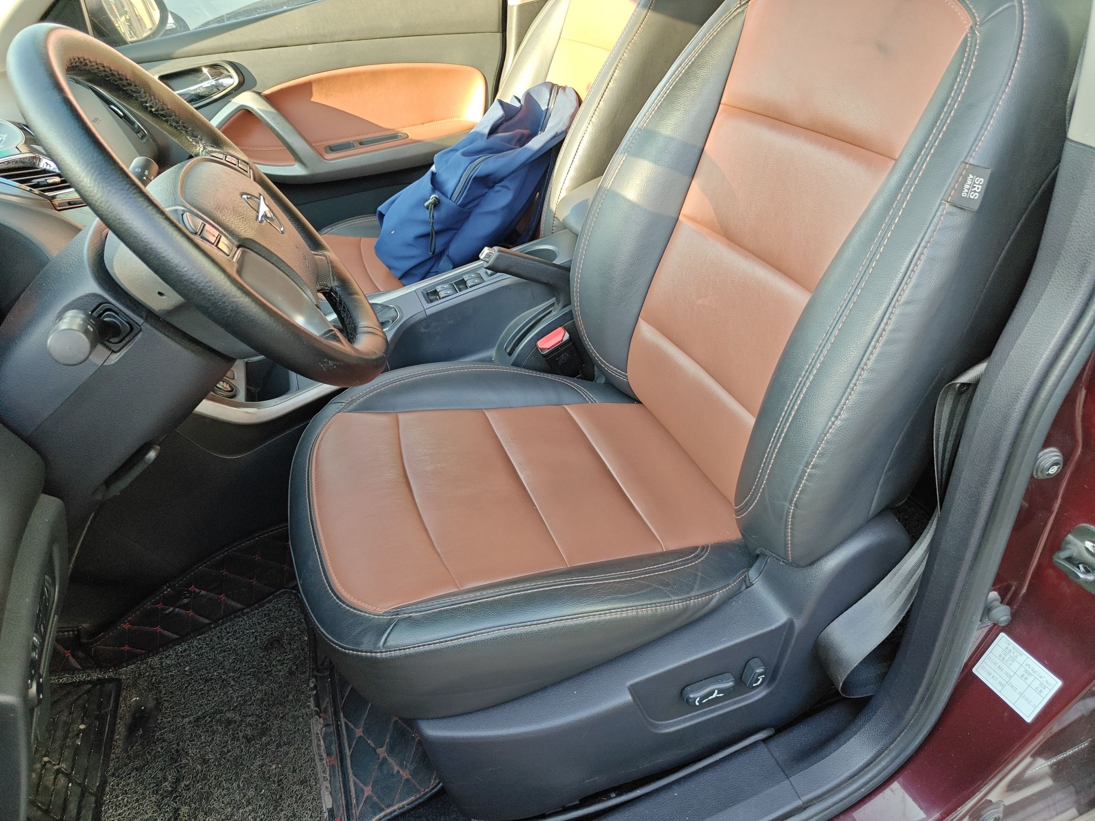 المقاعد الأمامية داخل السيارة