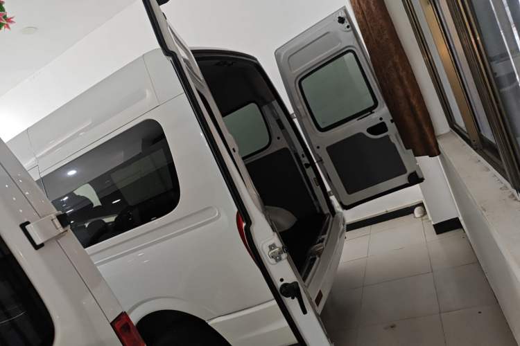 Used SAIC MAXUS Xintu V80 2021 2.0T AMT Classic Aoyuntong Short Wheelbase Mid-Roof 5/6-Seater
