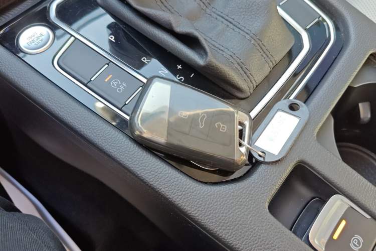 Used Volkswagen Magotan 2024 2 Million Units Zhongxiang Version 330TSI DSG Luxury Edition
