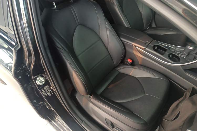 Used Toyota Avalon 2019 Dual-Engine 2.5L Luxury Edition China VI Standard