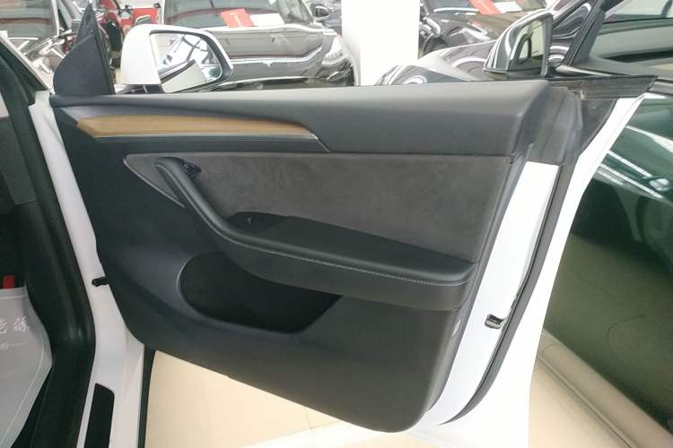 Used Tesla Model Y 2021 Long-Range All-Wheel-Drive Version
