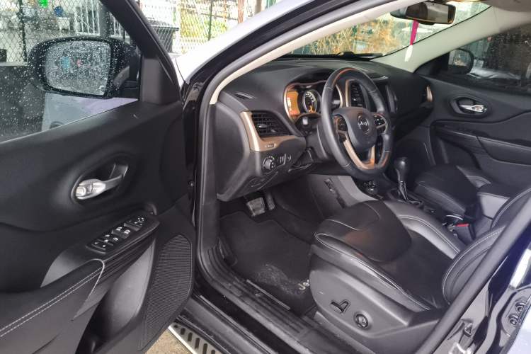 Used  Cherokee 2016 2.4L Superior Edition
