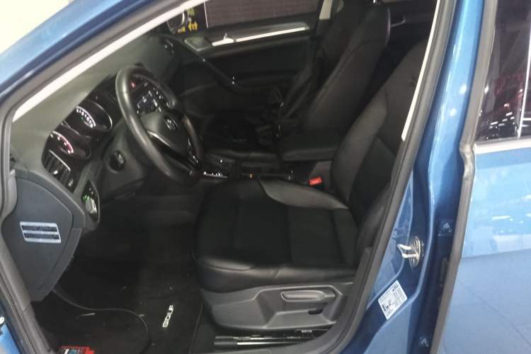 Used Volkswagen Golf 2017 1.6L Automatic Comfort Million-Vehicle Anniversary Edition
