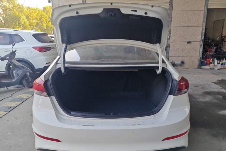 Used Hyundai Elantra 2016 1.6L Manual ZhiXuan·Youth Edition
