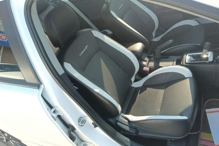 Used Mitsubishi Lancer EX 2016 1.8L CVT Black-and-White Retro Edition