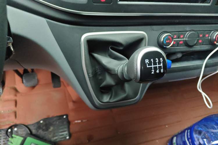 Used SAIC MAXUS Xintu V80 2025 PRO Aoyuntong 2.0T Manual Short Wheelbase Mid-Height 5/6-Seater