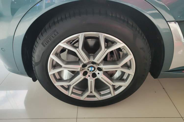 Used BMW X7 2023 xDrive40i Luxury Package with Premium Features
