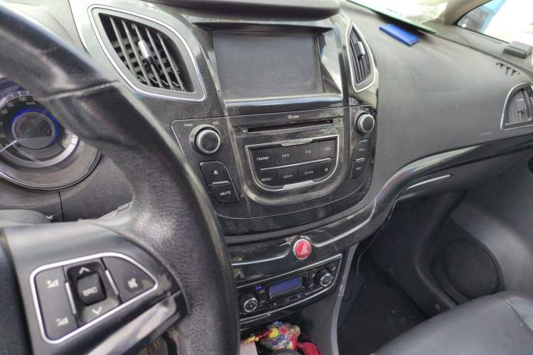 Used  Refine M2 2013 1.5L Manual Luxury 5-Seater