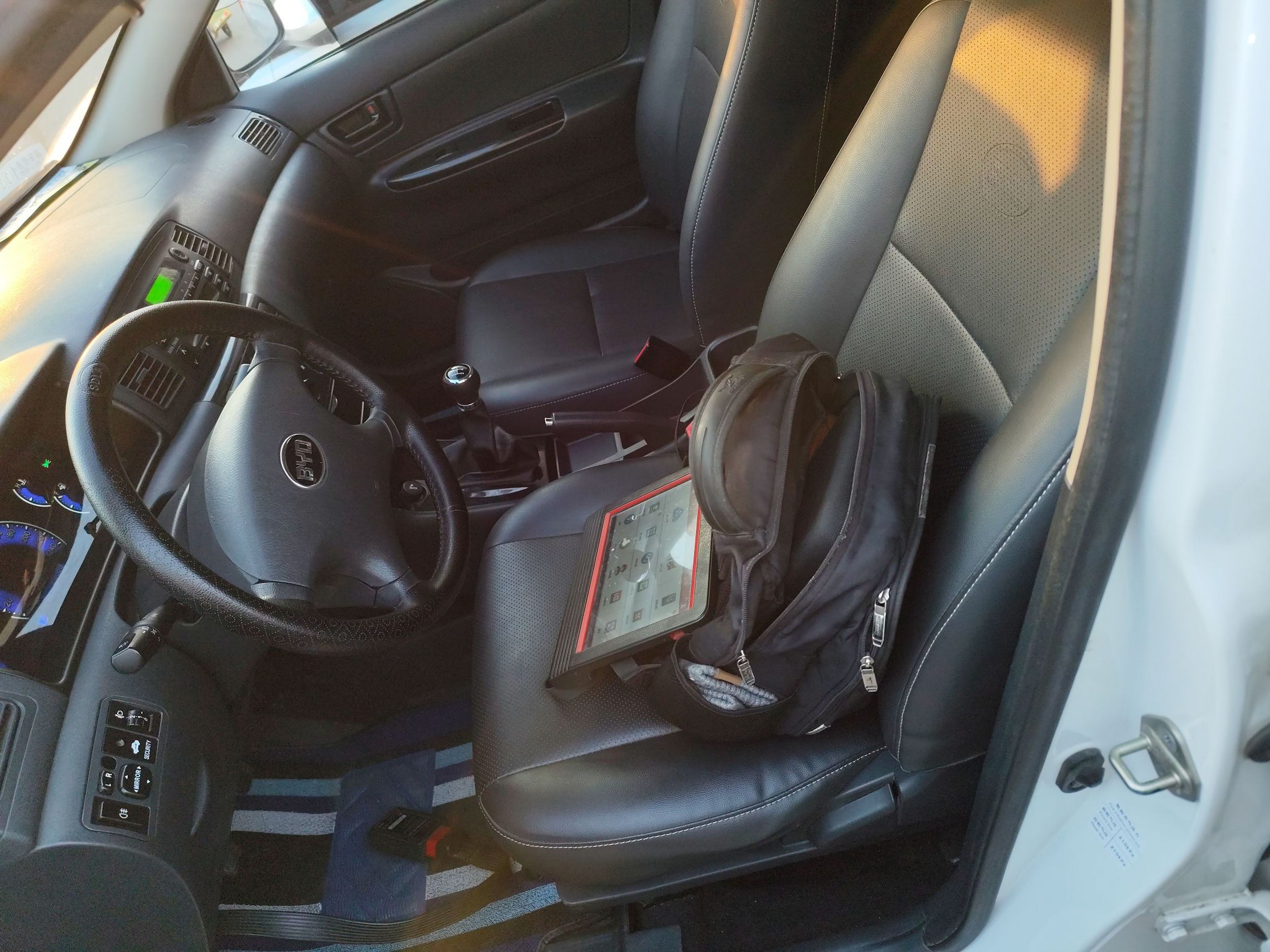 المقاعد الأمامية داخل السيارة