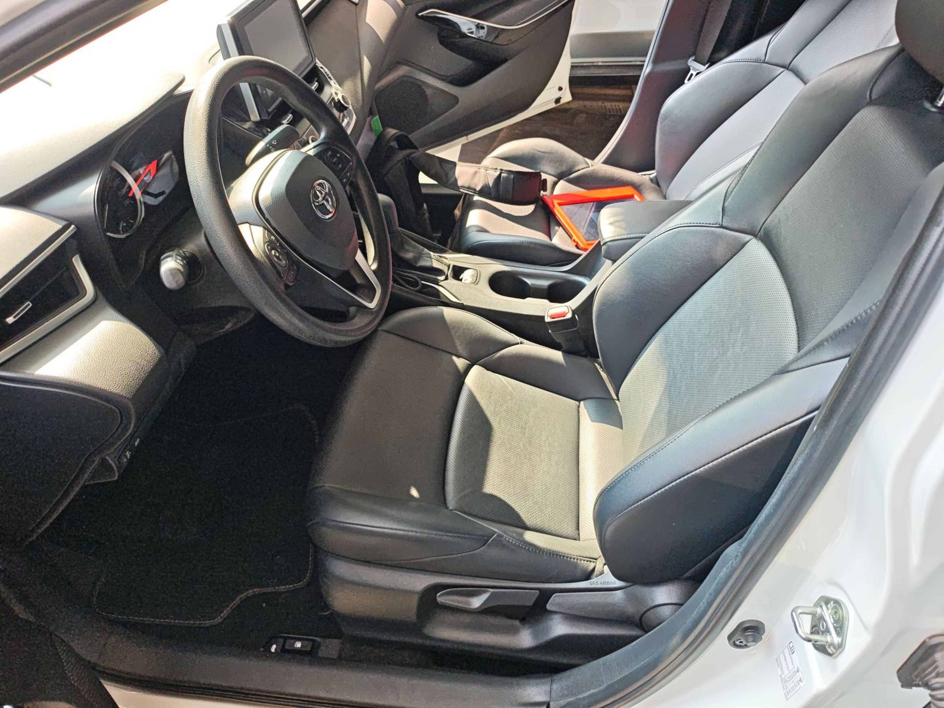 المقاعد الأمامية داخل السيارة