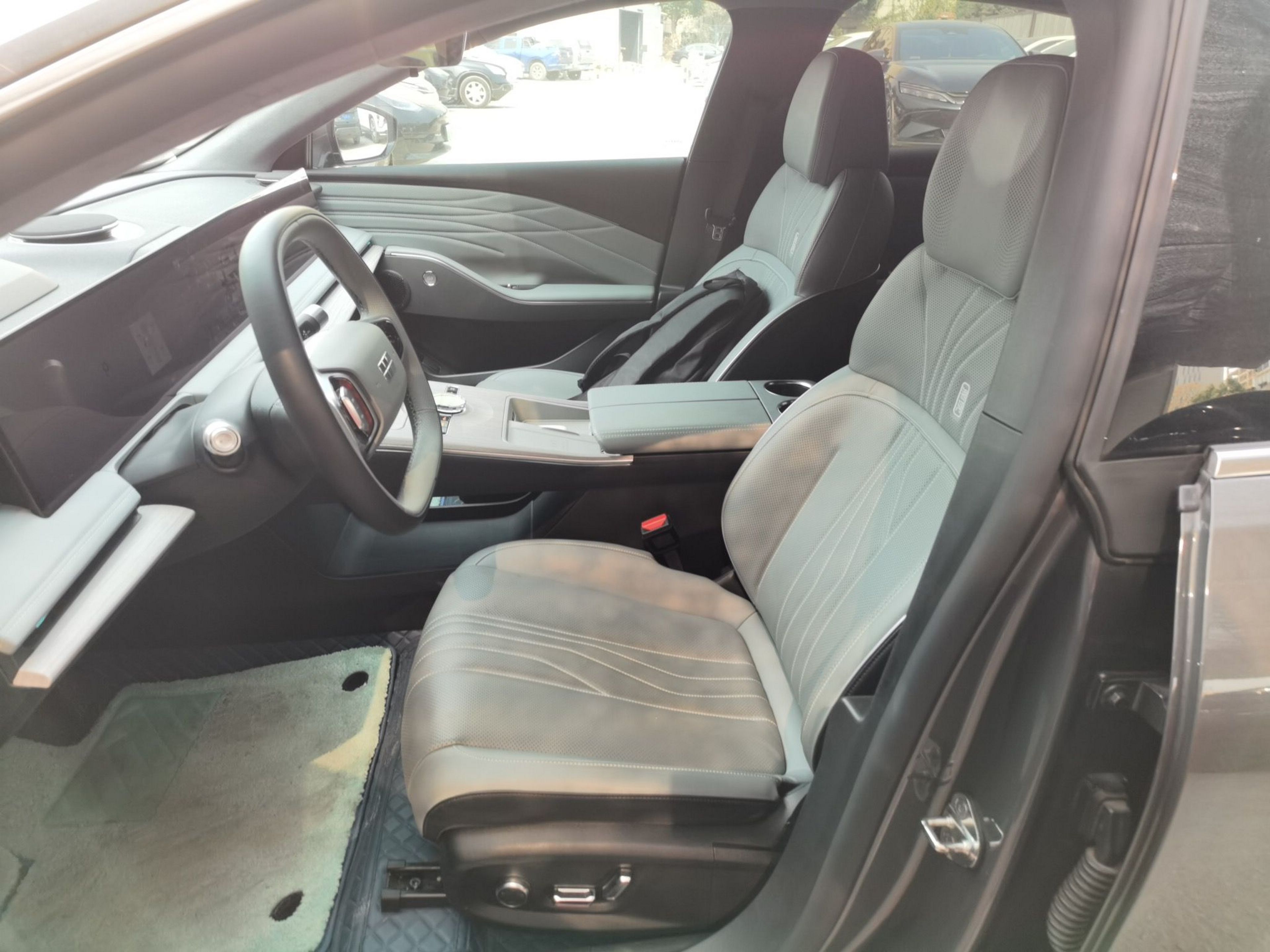 Переднее сиденье в автомобиле