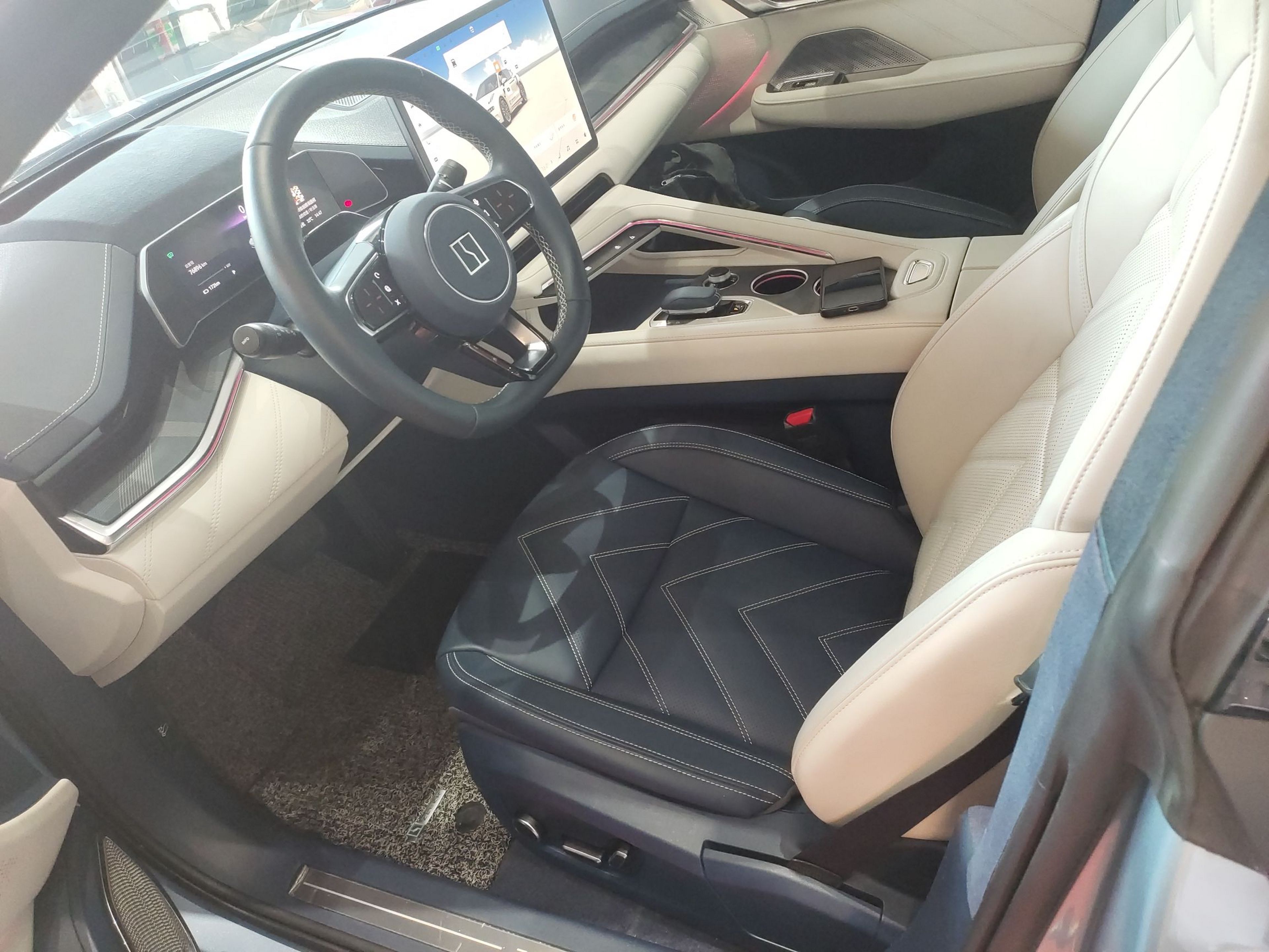 المقاعد الأمامية داخل السيارة