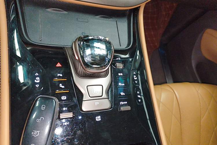 Used Denza D9 2022 DM-i 970 Four-Wheel Drive Prestige Model
