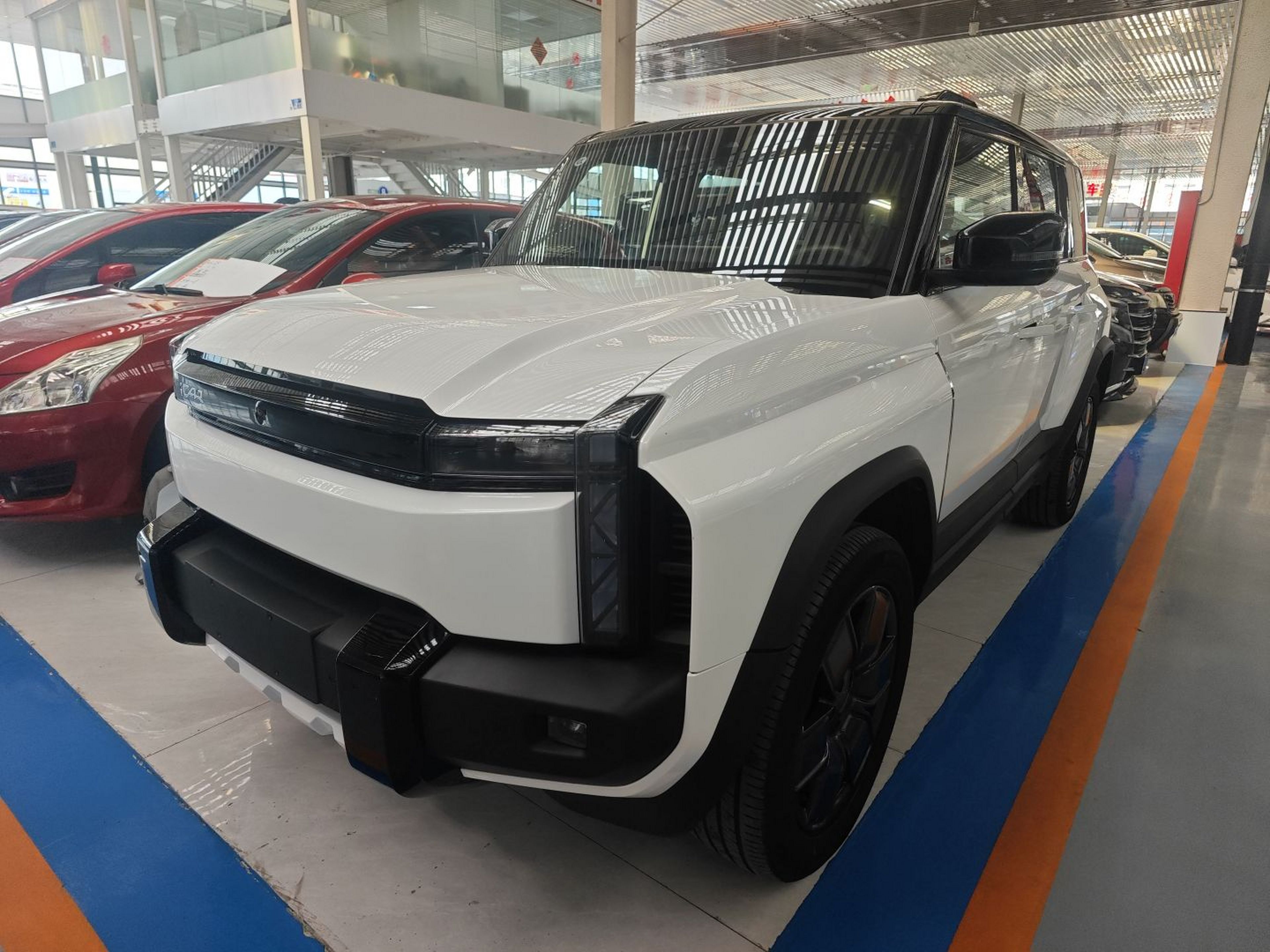 تحت مقدمة السيارة