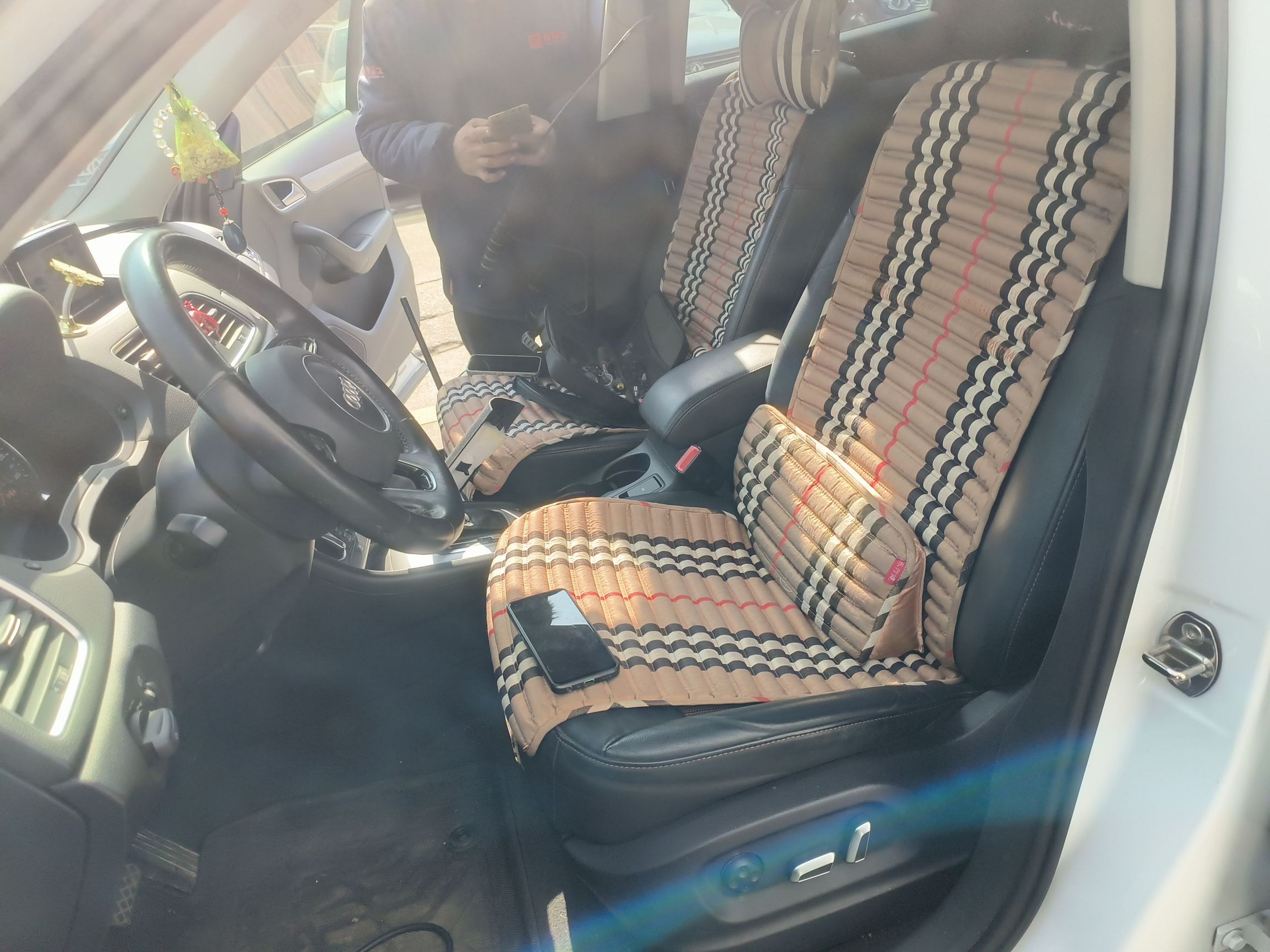 المقاعد الأمامية داخل السيارة