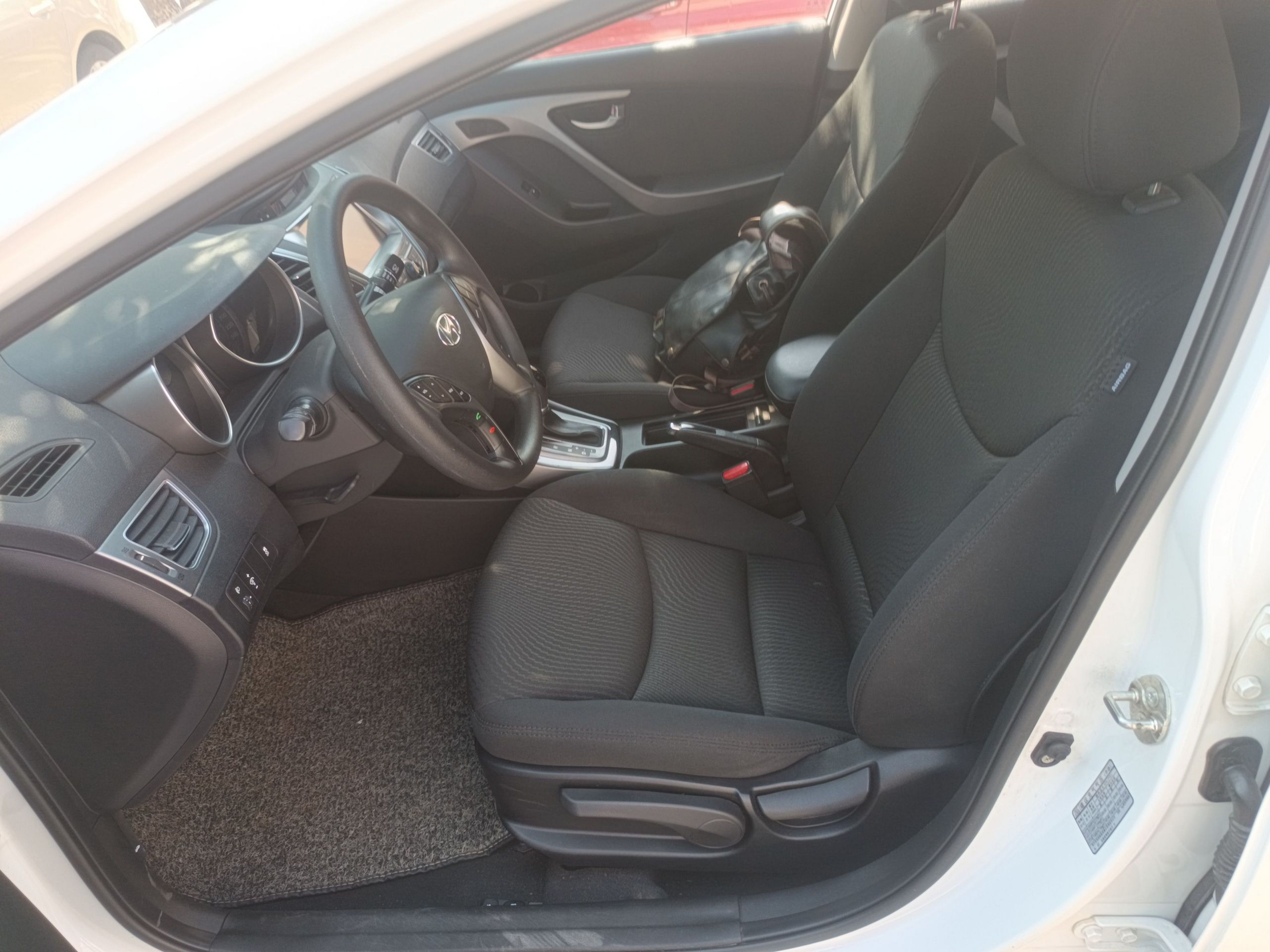 Переднее сиденье в автомобиле