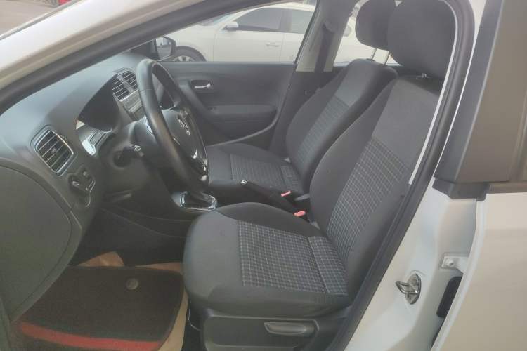 Used Volkswagen Polo 2016 1.6L Automatic Comfort Model
