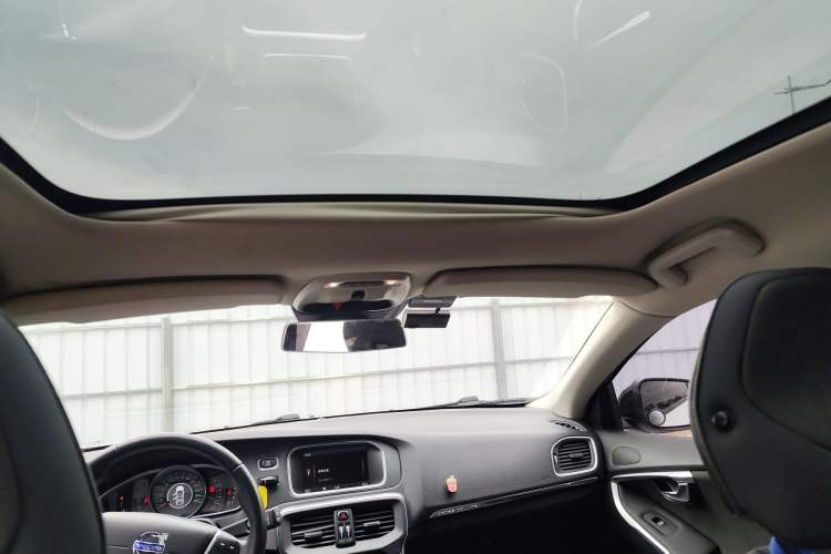 Used Volvo V40 2014 Cross Country 2.0T Zhiyi Edition
