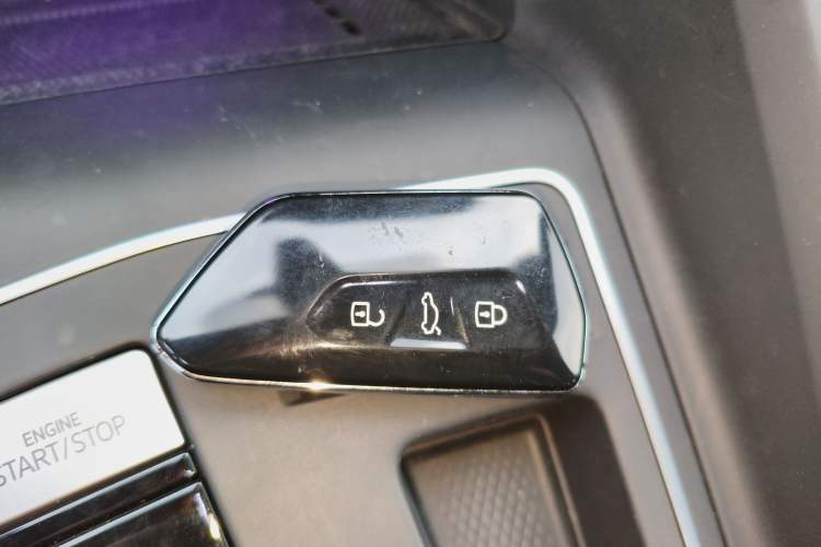 Used Volkswagen Golf 2025 300TSI R-Line
