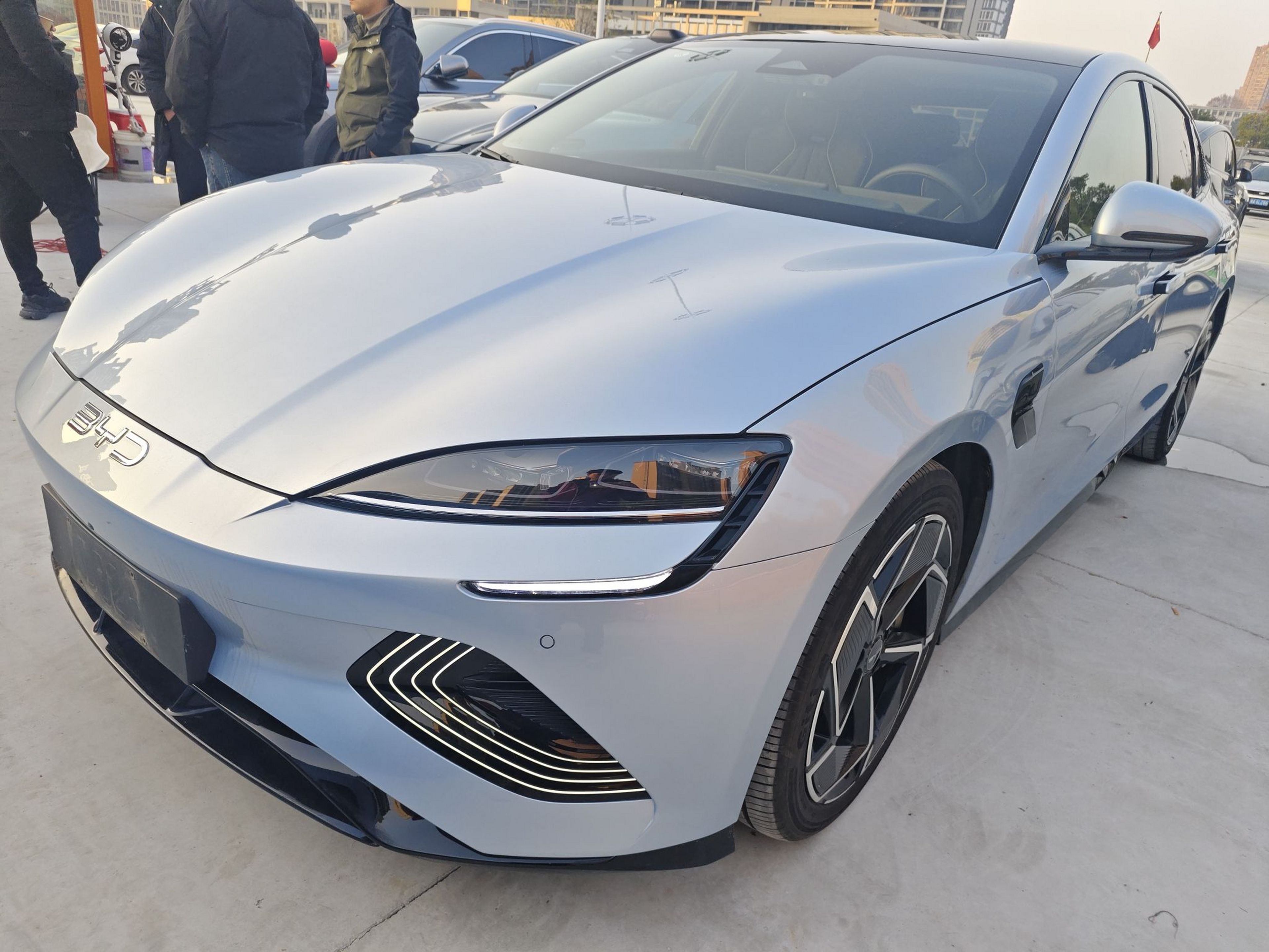 Под передней частью автомобиля