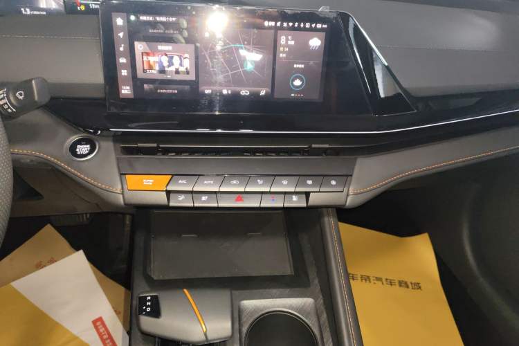 Used Changan UNI-V 2024 1.5T Smart Navigation Version
