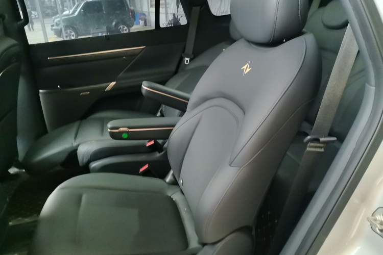 Used  eπ008 2024 210Max Range-Extended Version 6 Seats